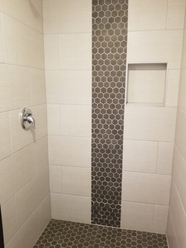 Building Photo - 5519 NW Radial Hwy