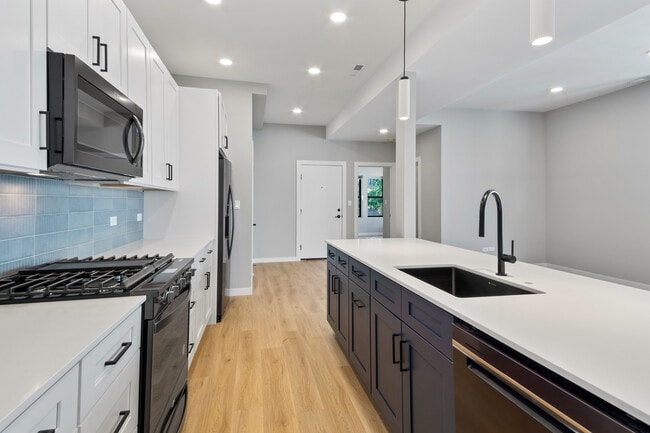 Building Photo - 3520 W Shakespeare Ave