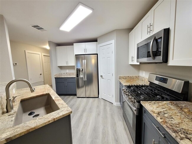 Building Photo - 804 Kavanagh Dr