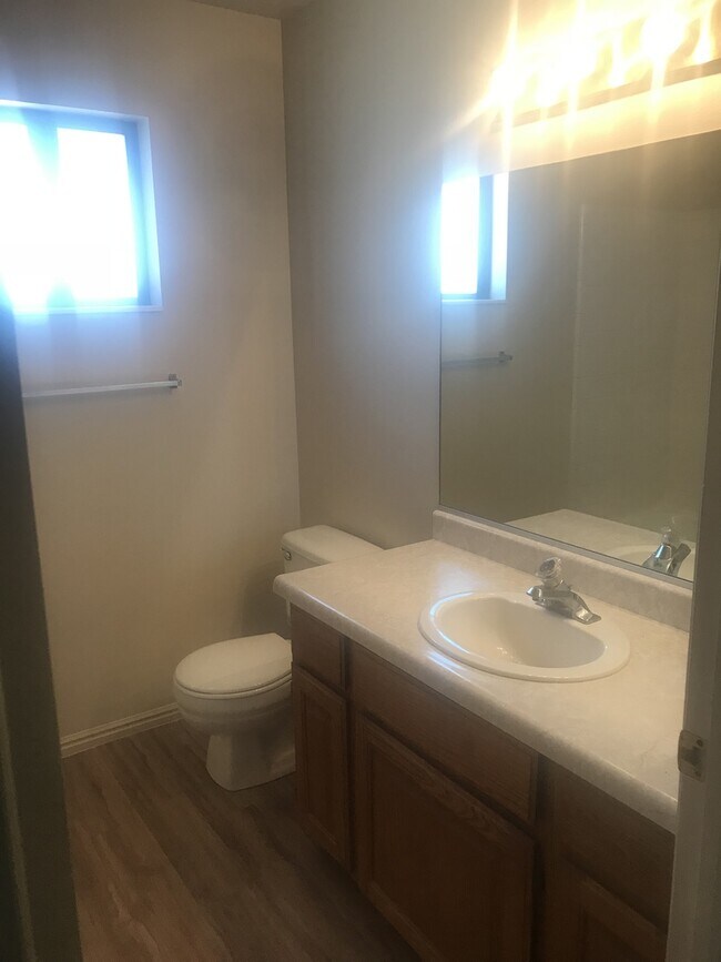 Building Photo - Townhome near College