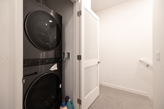 Building Photo - 5355 Seacliff Pl
