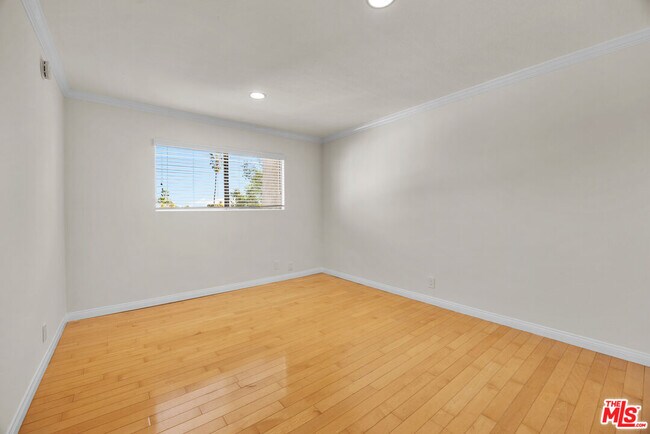 Building Photo - 532 N Rossmore Ave