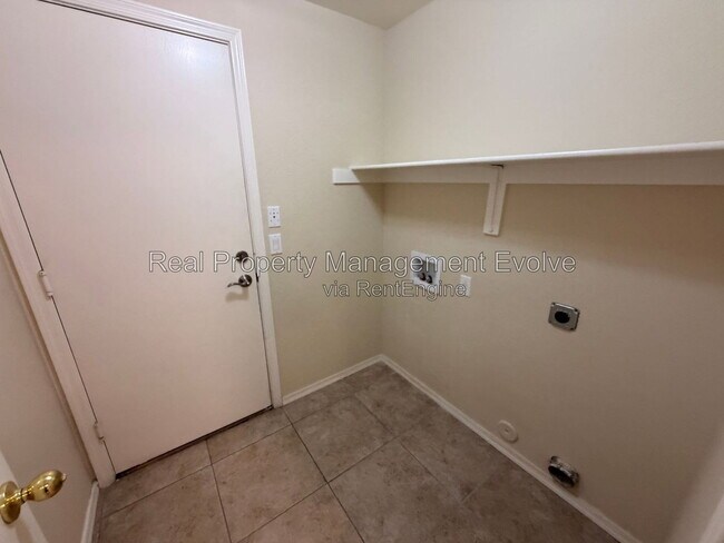 Building Photo - 2335 E Aire Libre Ave