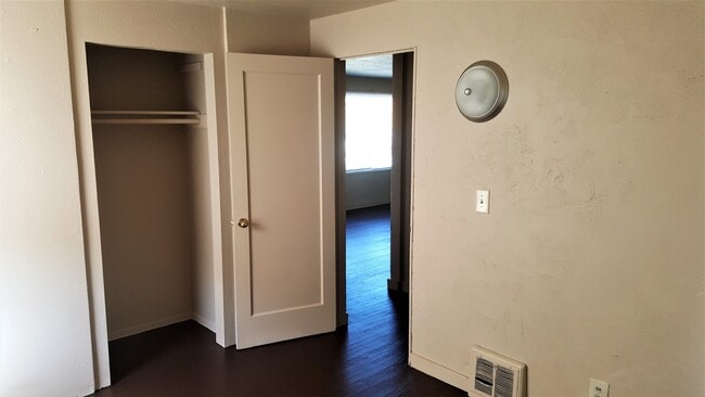 Building Photo - Perfect 2 Bedroom/ 2 Bathroom Shadle area Home!