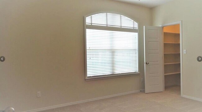 Building Photo - 704 Carillion Dr