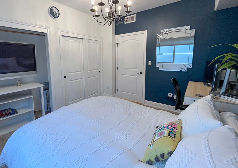 Building Photo - 5037 Rosewood Ave