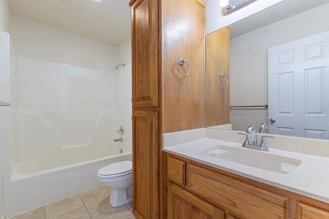 Building Photo - 410 SE J St