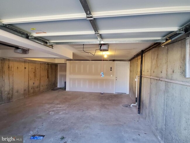 Building Photo - 15121 Beverly Dr