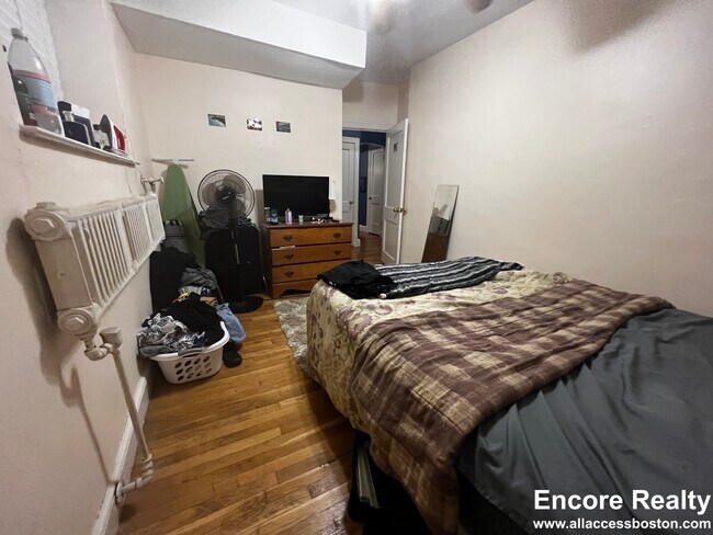 Building Photo - 1555 Beacon St