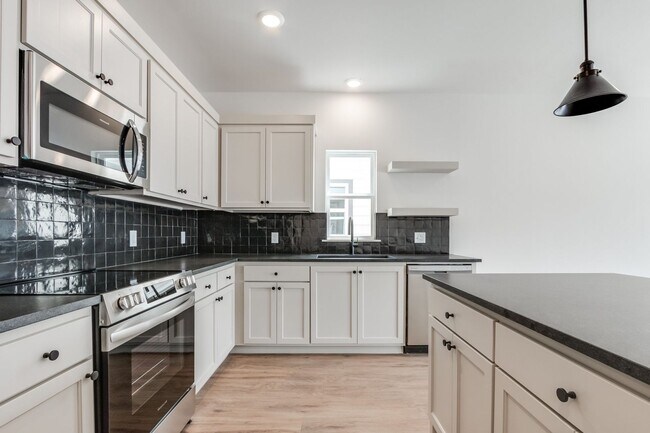 Building Photo - Urban living in Edmond