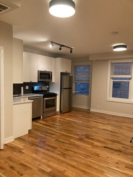 Building Photo - 650 W Wrightwood Ave