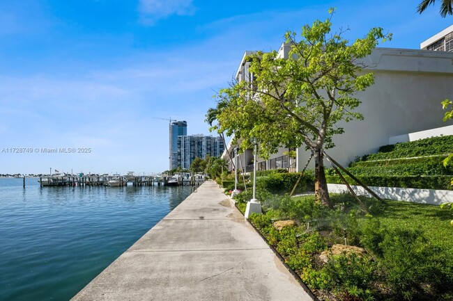 Building Photo - 1915 Brickell Ave