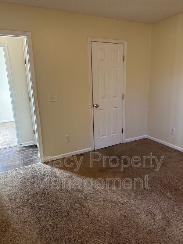 Building Photo - 705 Providence Rd