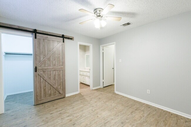 Building Photo - 3 Bedroom with 2 living rooms