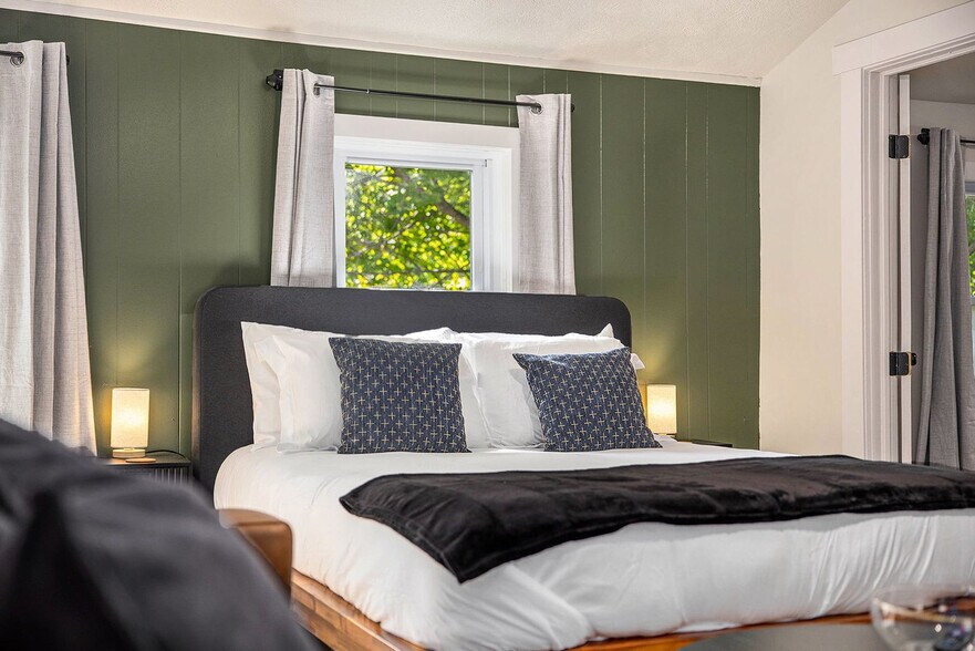 Building Photo - 37 Gold Ave NW