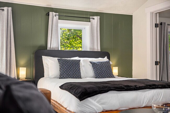 Building Photo - 37 Gold Ave NW