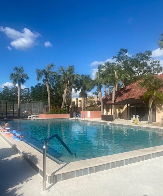 Building Photo - 1 bedroom 1 bathroom furnished condo