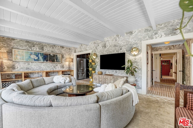 Building Photo - 2049 N Berendo St