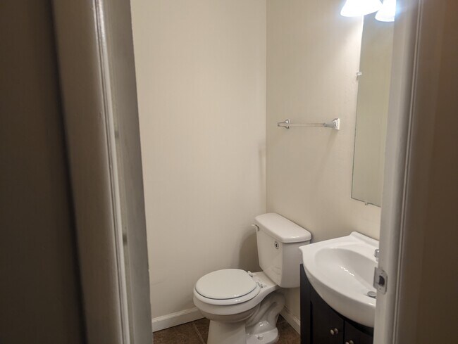 Building Photo - 3312 York Dr