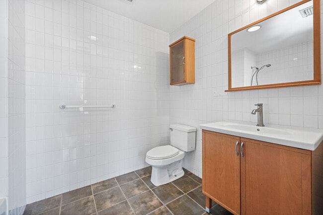 Building Photo - 10 Ann St