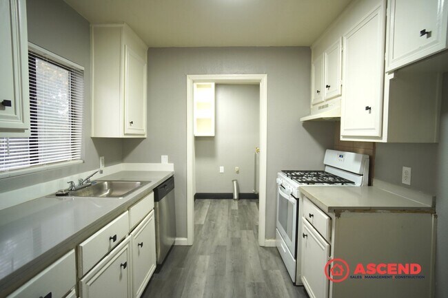 Building Photo - 1318-1320 El Tejon Ave