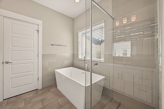 Building Photo - 2010 St Charles St