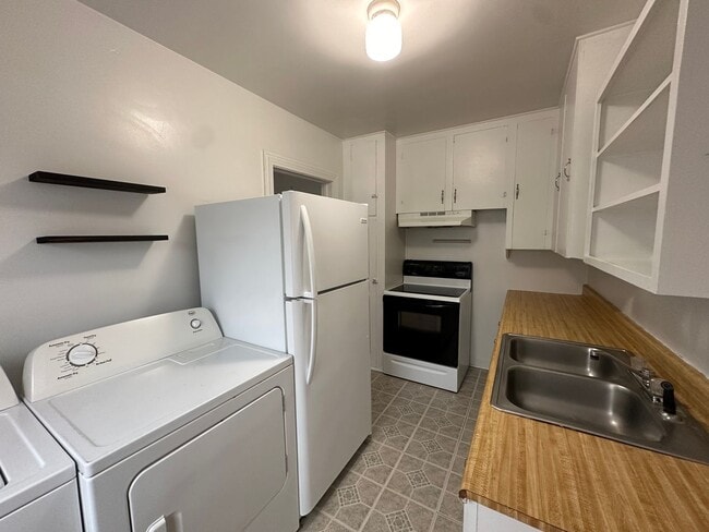 Building Photo - Charming 2BR/1BA Bungalow in Historic Downtown!