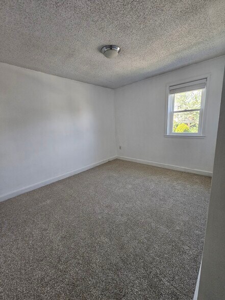 Building Photo - 298 Diamond St