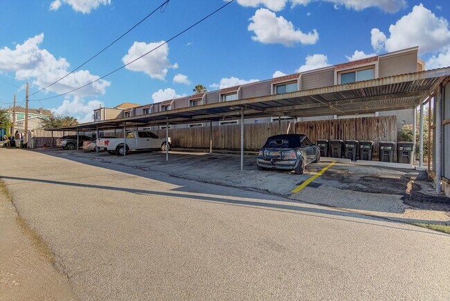 Building Photo - 424 15th St