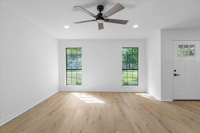 Building Photo - 910 Willow Dr