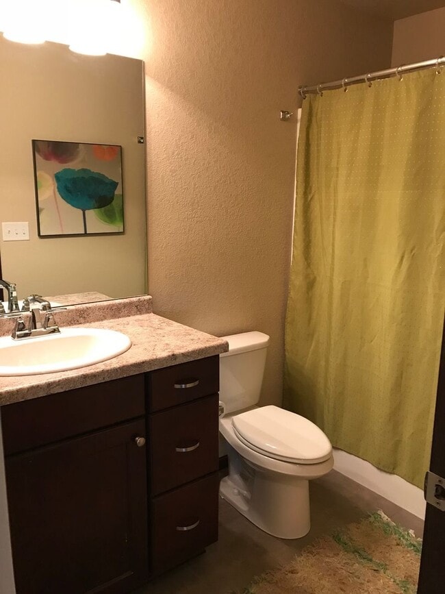 Building Photo - 2 Bed 1.5 Bath Plus Office