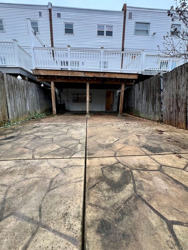 Building Photo - 3-Bedroom Townhome in Parkwood with Finished Basement! Available NOW!