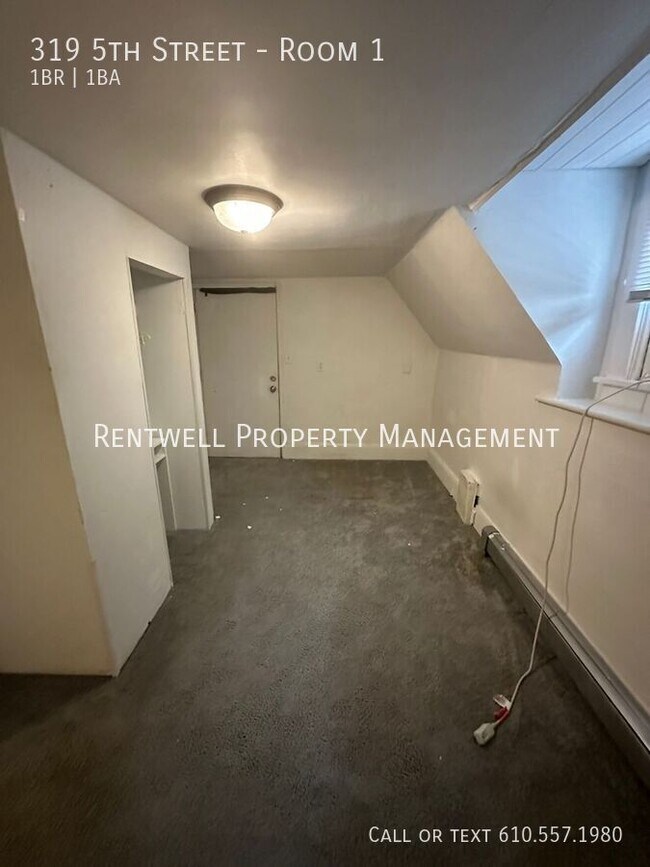 Building Photo - 319 5th St