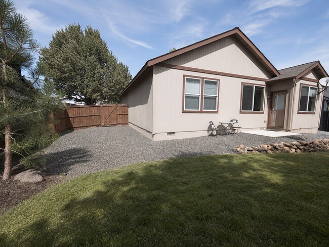 Building Photo - Spacious 3BR Home with Private Yard Near Alpenglow Park