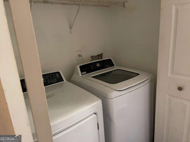 Building Photo - 6206 Flat Trce