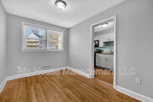 Building Photo - 4310 Roberton Ave