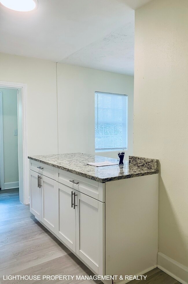Building Photo - Cozy 3 Bed/1.5 Bath Home with Detached Gar...