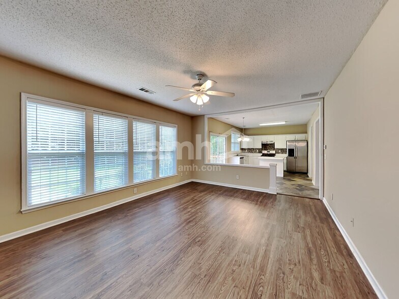 Building Photo - 607 Wallnut Hall Trl