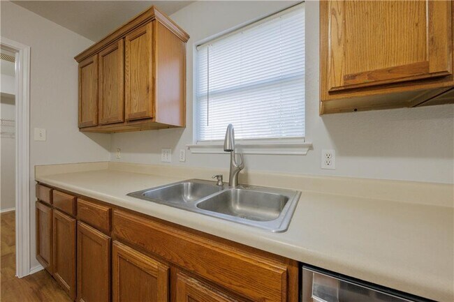 Building Photo - 2905 Rainy River Dr