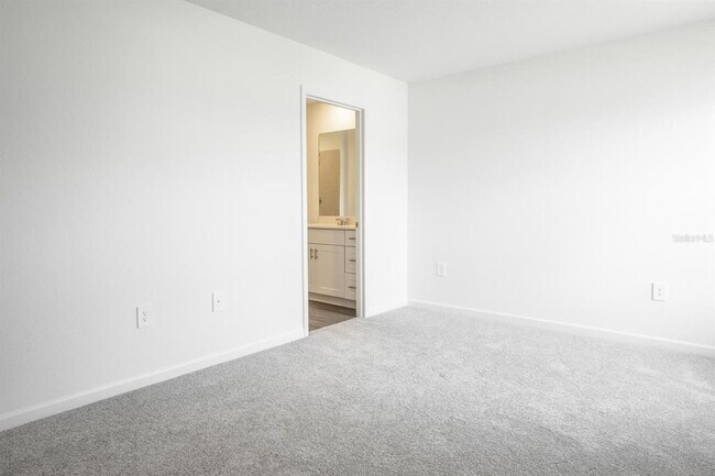 Building Photo - 3229 NE 38th St