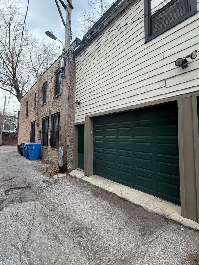 Building Photo - 1357 N Wolcott Ave