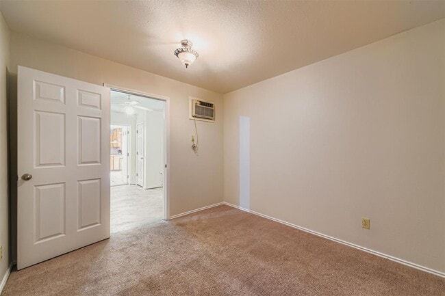 Building Photo - 15601 Hebbe Ln