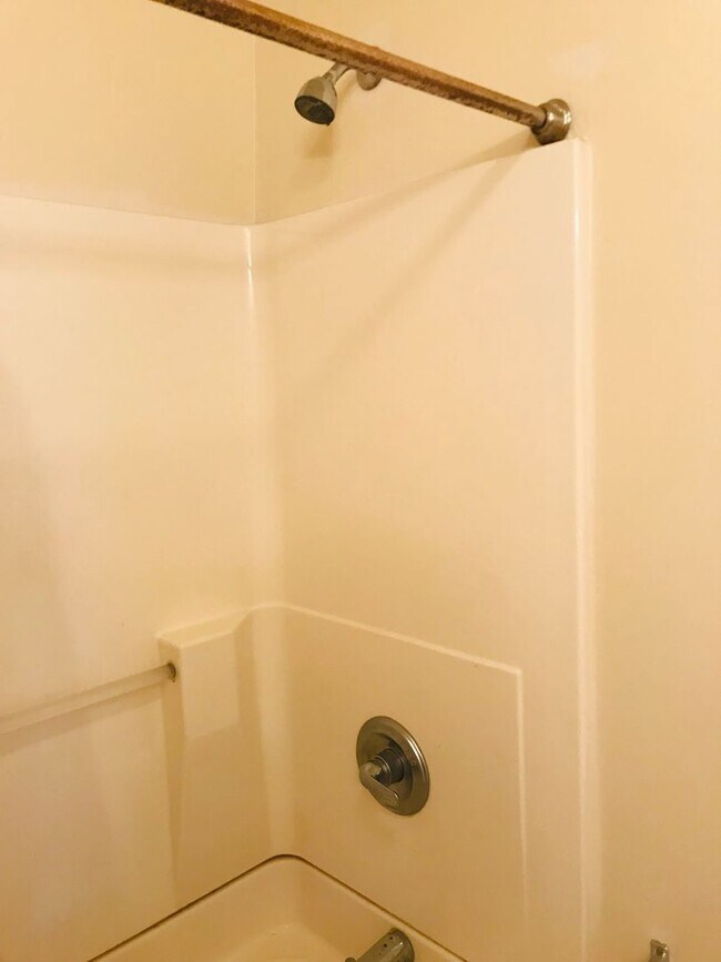 Building Photo - Gorgeous 6-Bedroom Townhouse One Block fro...