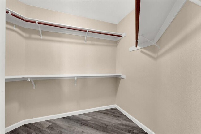 Building Photo - 4646 Spruce Oak Dr