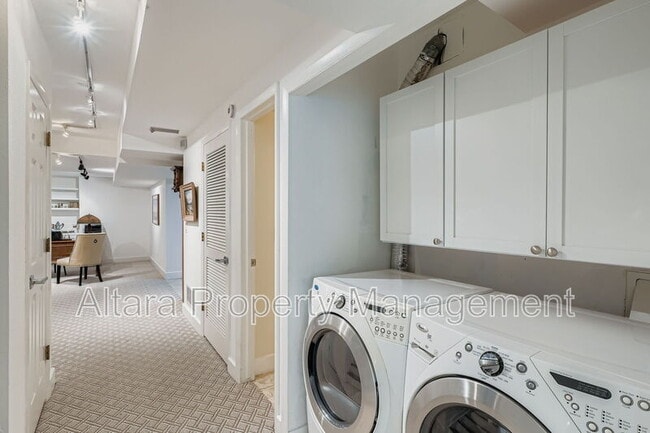 Building Photo - 287 S Holly St