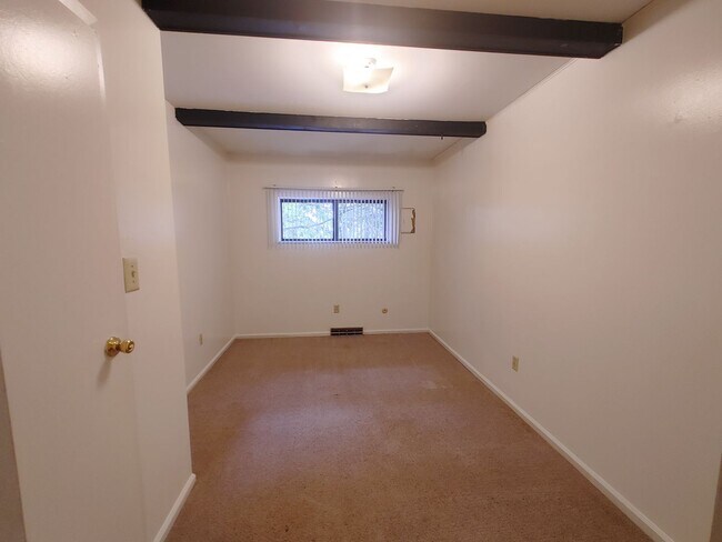 Building Photo - $1,200 - 2 Bed/1 Bath Private area near the Oval
