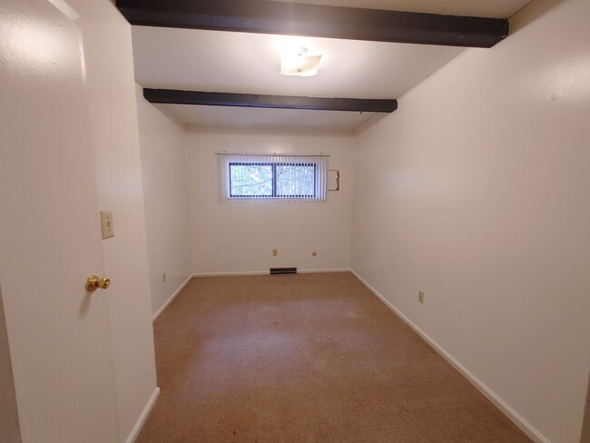 Building Photo - 2 Bed/1 Bath Townhouse