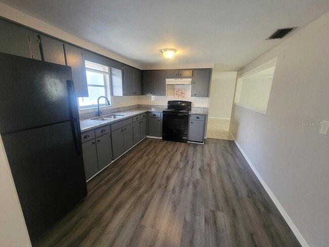 Building Photo - 10920 Oakdale Ave