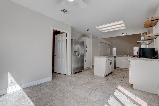 Building Photo - 26 Fantasia Ln