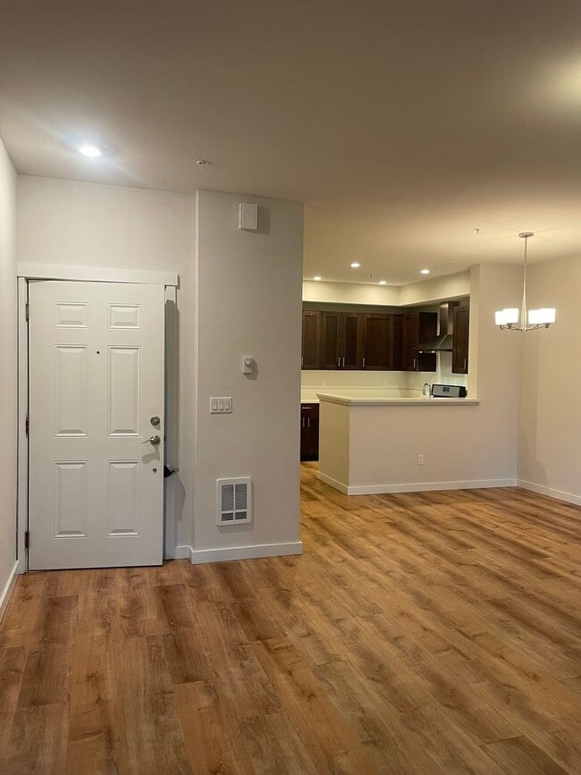 Building Photo - 2 bed/1 bath in Southeast Redmond